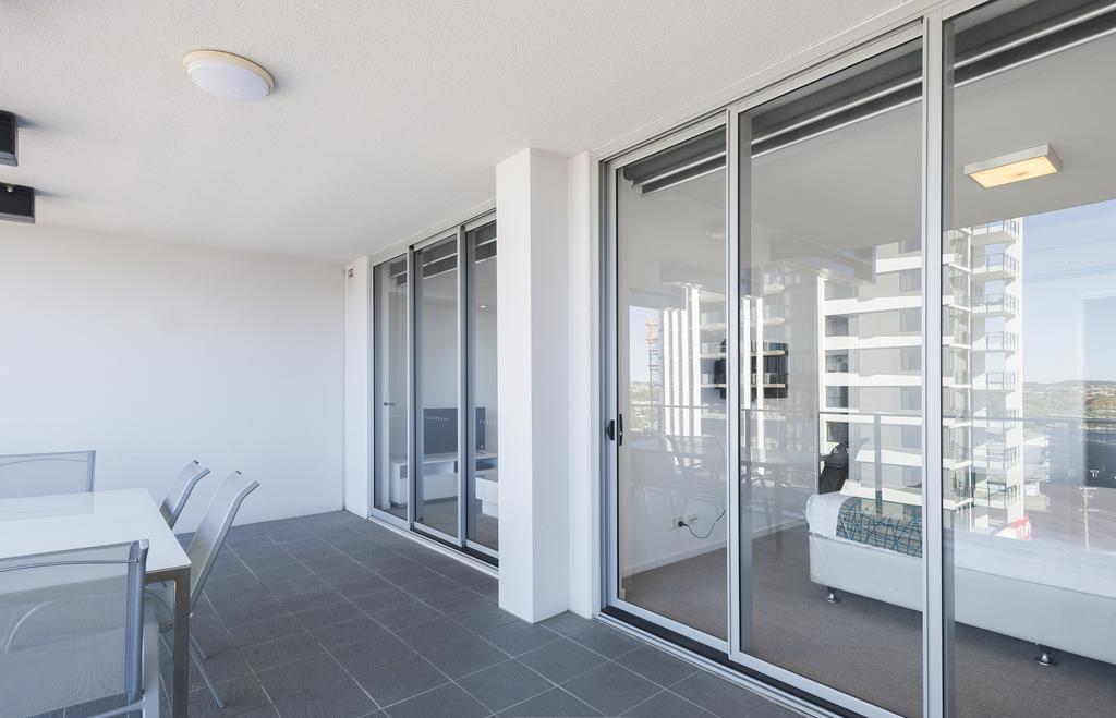 Eastwood Apartments Brisbane Exterior photo A set of sliding doors