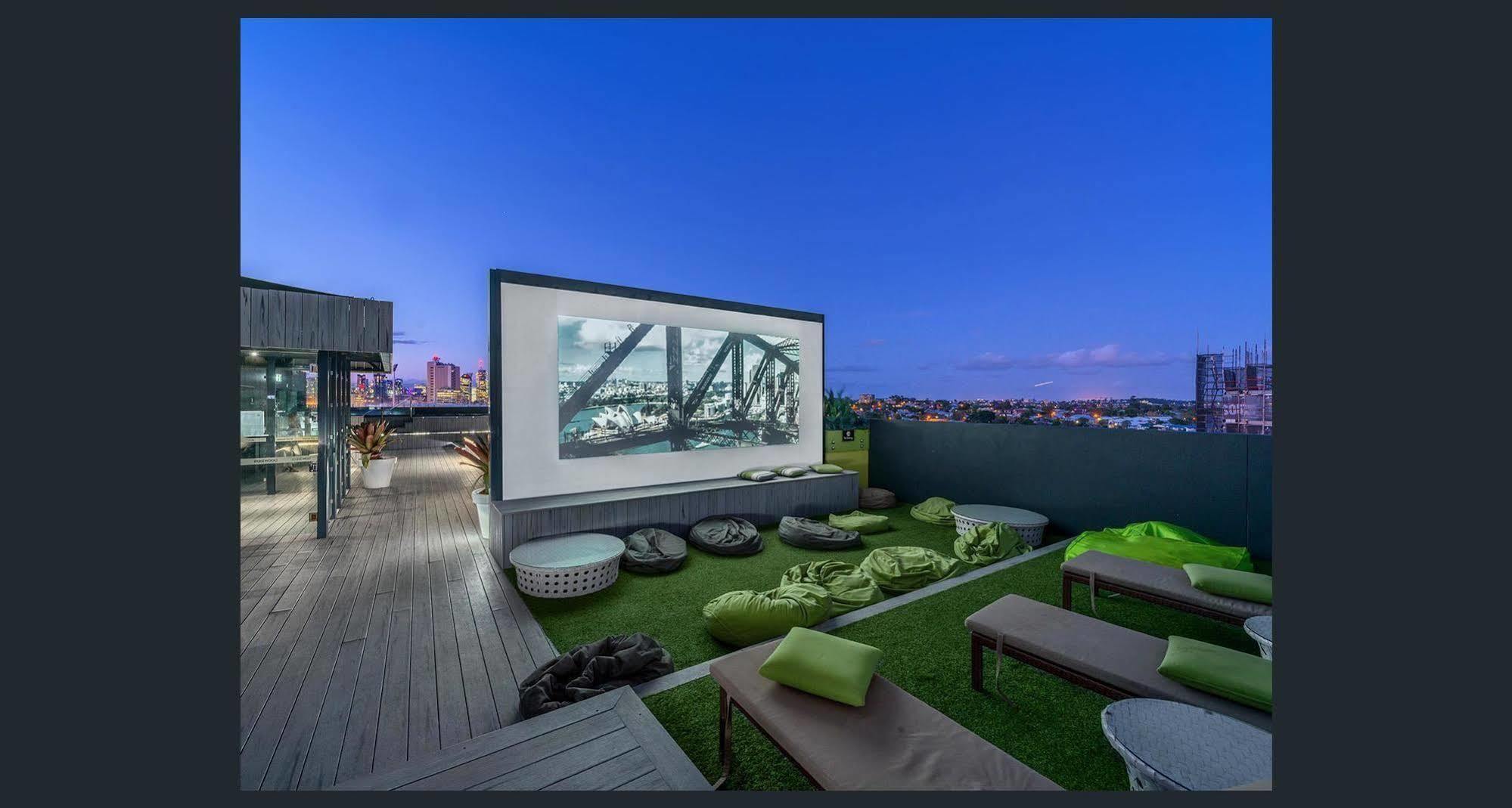 Eastwood Apartments Brisbane Exterior photo Rooftop movie theater